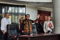 Eks Ketua Mahkamah Konstitusi (MK) Anwar Usman memberi keterangan pers menanggapi putusan Majelis Kehormatan MK (MK) yang menyatakannya melanggar etik berat dan mencopotnya dari kursi Ketua MK.(KOMPAS.com / VITORIO MANTALEAN)