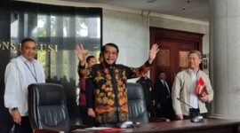 Eks Ketua Mahkamah Konstitusi (MK) Anwar Usman memberi keterangan pers menanggapi putusan Majelis Kehormatan MK (MK) yang menyatakannya melanggar etik berat dan mencopotnya dari kursi Ketua MK.(KOMPAS.com / VITORIO MANTALEAN)